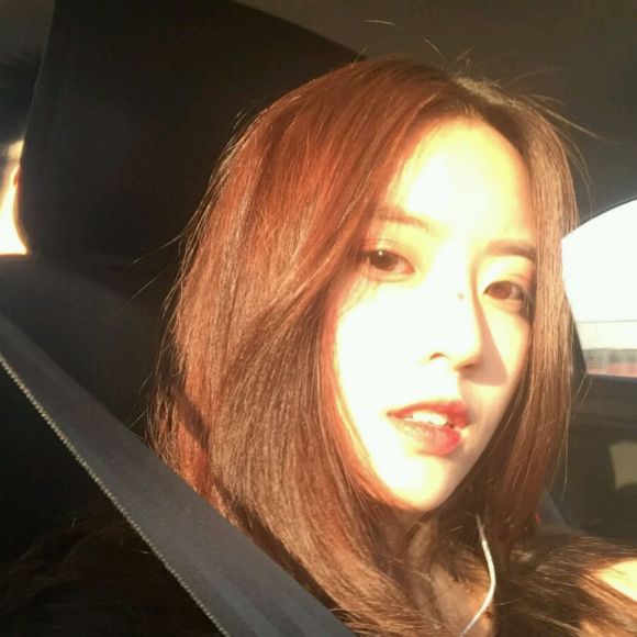 俏皮文艺长发女生头像