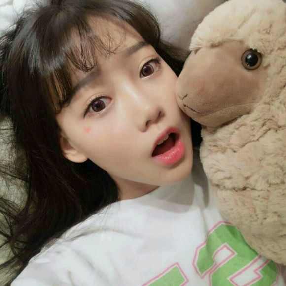 俏皮文艺长发女生头像