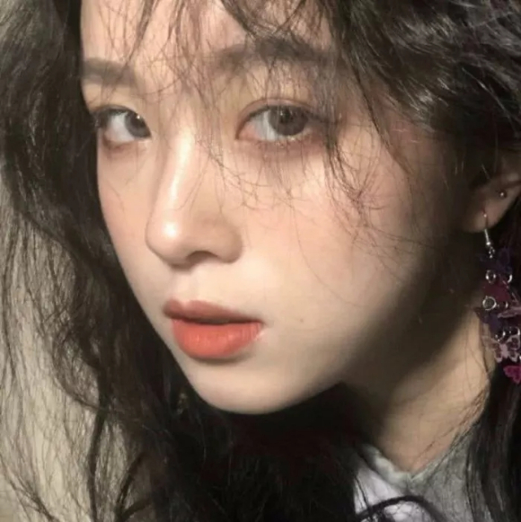 沧桑佛系长发成熟女生头像