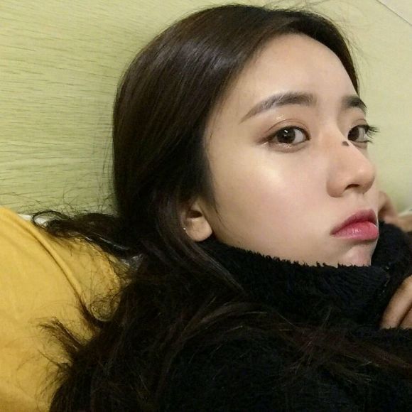 俏皮文艺长发女生头像