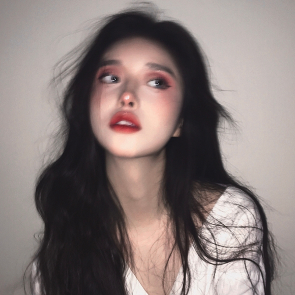 洒脱深沉长发微信女生头像