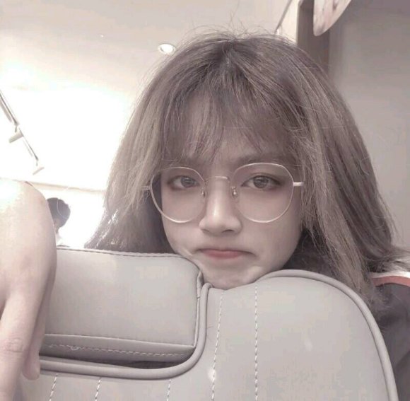 洒脱深沉长发微信女生头像