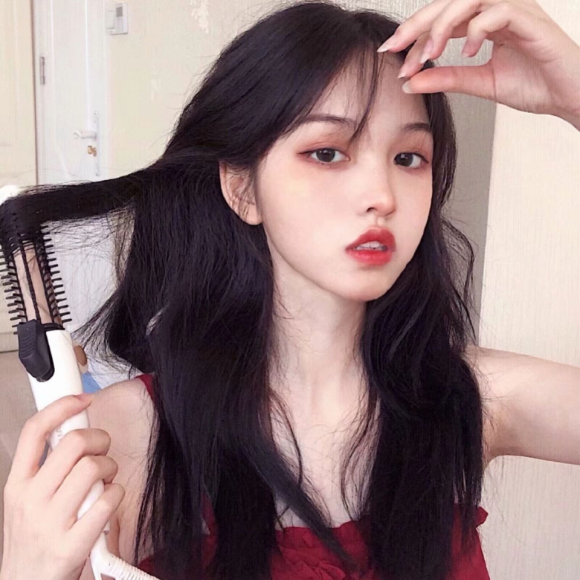 洒脱深沉长发微信女生头像