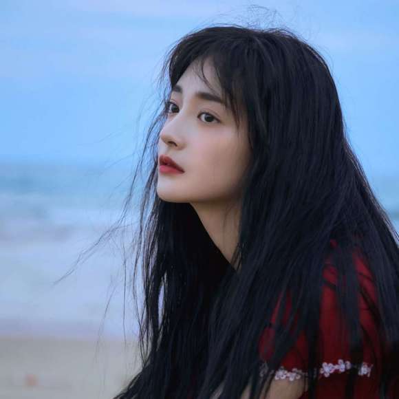 洒脱深沉长发微信女生头像