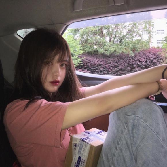 洒脱深沉长发微信女生头像