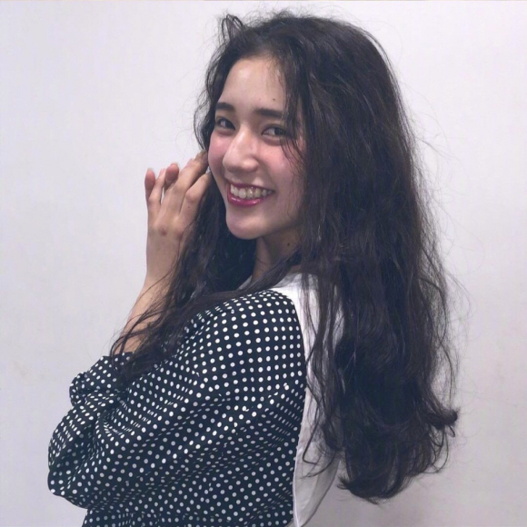 洒脱深沉长发微信女生头像