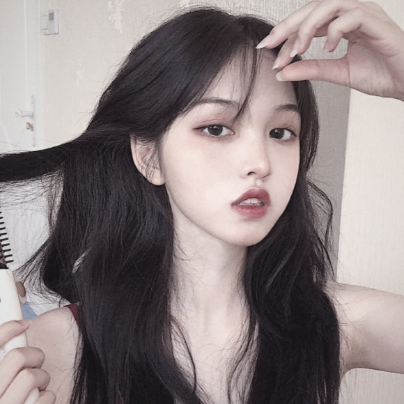 洒脱深沉长发微信女生头像