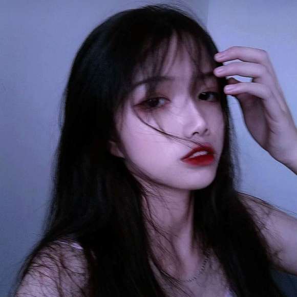 洒脱深沉长发微信女生头像