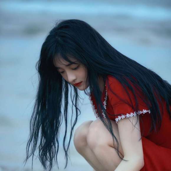 洒脱深沉长发微信女生头像