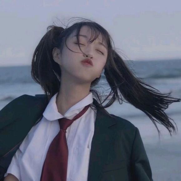 洒脱深沉长发微信女生头像