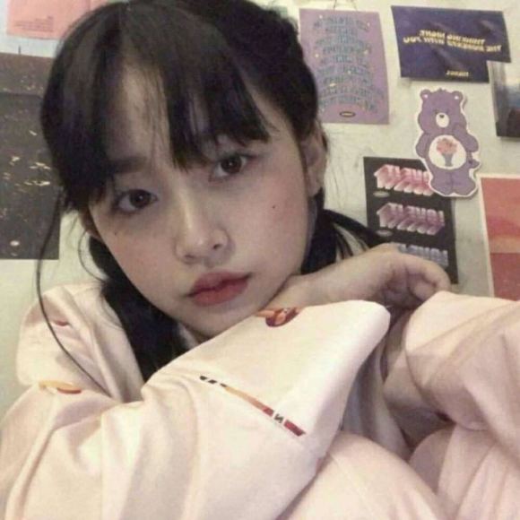 洒脱深沉长发微信女生头像