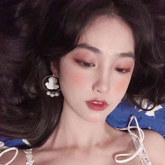 洒脱深沉长发微信女生头像