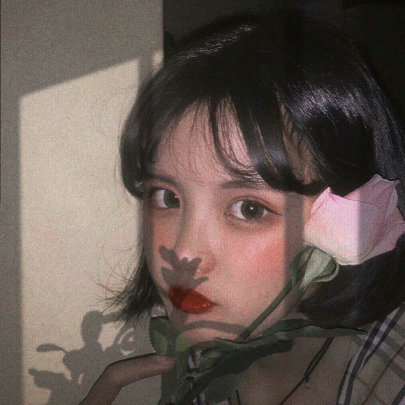 洒脱深沉长发微信女生头像