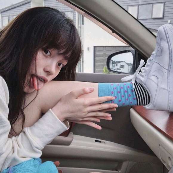 洒脱深沉长发微信女生头像