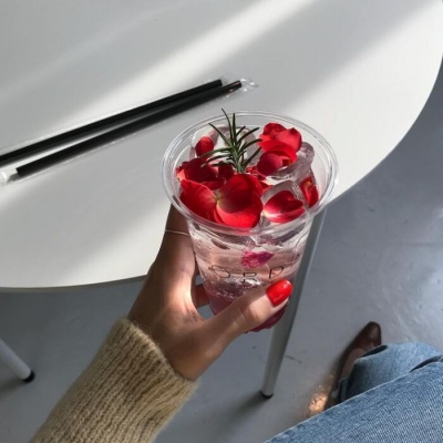红色系治愈唯美食物背景图