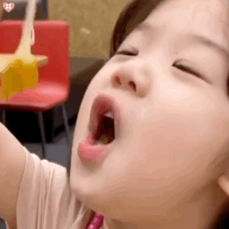 萌娃金雪吃芝士表情包动图