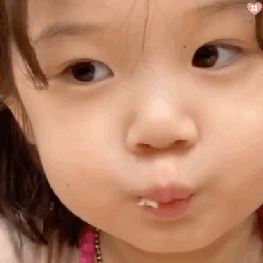 萌娃金雪吃芝士表情包动图