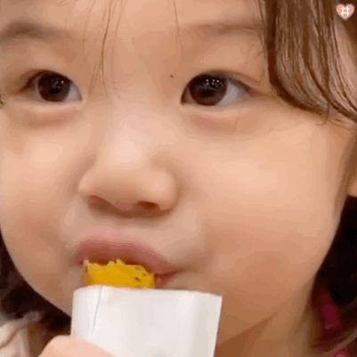 萌娃金雪吃芝士表情包动图