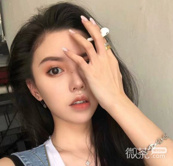洒脱文艺长发微信女生头像