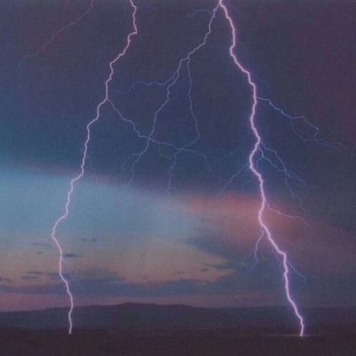 个性梦幻唯美紫色天空背景图