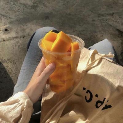 唯美可爱吃食物背景图
