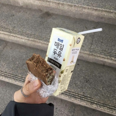 唯美可爱吃食物背景图