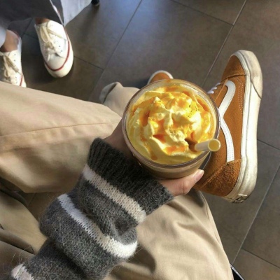 唯美可爱吃食物背景图