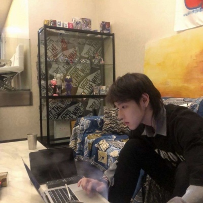 高冷文艺范成熟男生头像