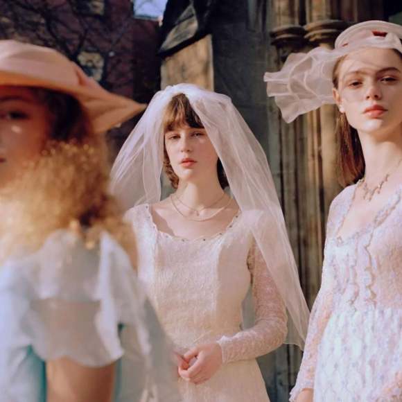 微信最潮抖音干练女生头像