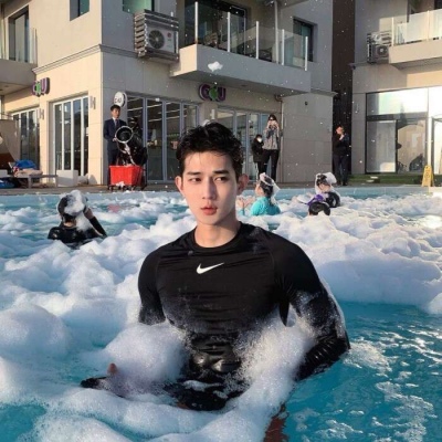 青春阳光帅气校草级的男生微信头像