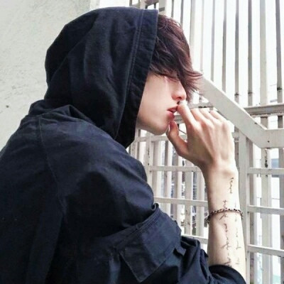 很丧很绝望的孤独男生微信头像