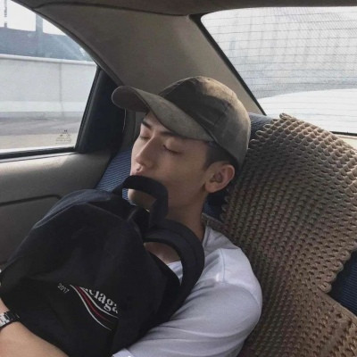 很丧很绝望的孤独男生微信头像