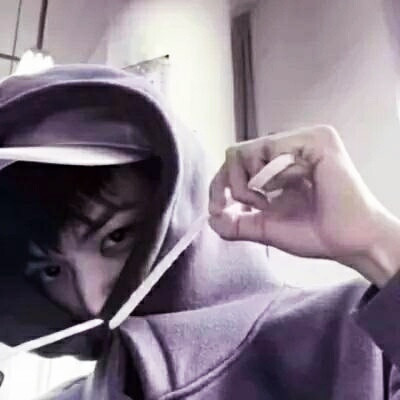 很丧很绝望的孤独男生微信头像