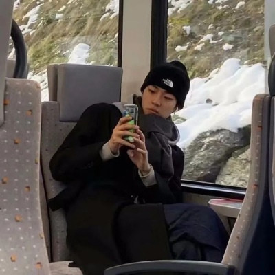 很丧很绝望的孤独男生微信头像