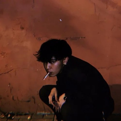 很丧很绝望的孤独男生微信头像