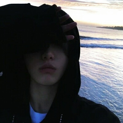 很丧很绝望的孤独男生微信头像