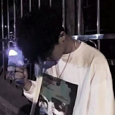 很丧很绝望的孤独男生微信头像