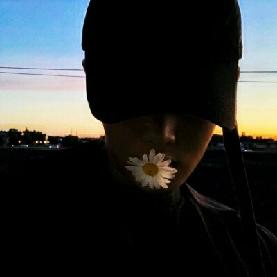 很丧很绝望的孤独男生微信头像