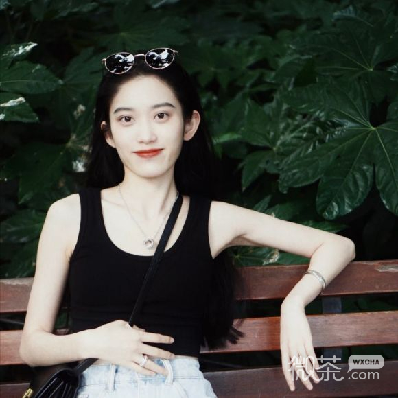 洒脱长发最潮阳光微信女生头像