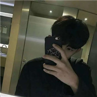 拿手机自拍的自恋臭美的帅哥微信头像