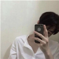 拿手机自拍的自恋臭美的帅哥微信头像