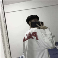 拿手机自拍的自恋臭美的帅哥微信头像