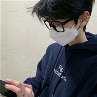 拿手机自拍的自恋臭美的帅哥微信头像