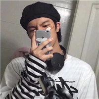 拿手机自拍的自恋臭美的帅哥微信头像