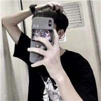 拿手机自拍的自恋臭美的帅哥微信头像