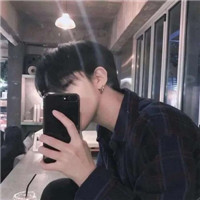 拿手机自拍的自恋臭美的帅哥微信头像