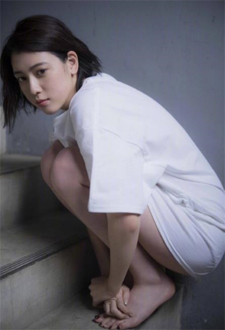 周杰伦新歌MV女主三吉彩花短发个性图片素材