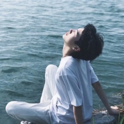 清新文艺干净的男生微信头像