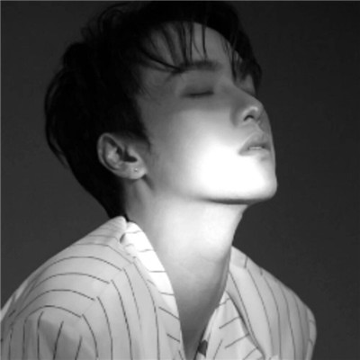 男生伤感孤独黑白微信素材图片