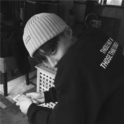 男生伤感孤独黑白微信素材图片